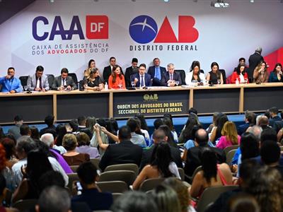 Foto da Notícia: Como paraninfa, Gisela Cardoso participa da cerimônia de entrega de certidões na OAB-DF