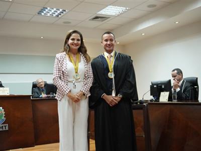 Foto da Notícia: OAB-MT recebe Comenda Ouvidor Antônio de Oliveira em Sessão que marca a despedida de Jackson Coutinho do TRE-MT 